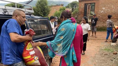 Bild: &quot;Wiederaufbau Bhaktapur&quot;/exb
Ein Helfer vor Ort, Rabrinda verteilte Lebensmittel. Dafür hat der Kirchenthumbacher Verein "Wiederaufbau Bhaktapur" erst kürzlich 9000 Euro überwiesen.