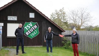 Bild: njn
SPD-Ortsvorsitzende Karin Neugirg (rechts) überreichte die Spende an TSV-Vorsitzenden Peter Schieder (Mitte). Mit auf dem Bild ist SPD-Vorstandsmitglied Raimund König (links) zu sehen.