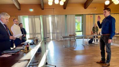 Bild: Eichl
Bürgermeister Robert Lindner (links) vereidigt den Nachrücker für Anja Lehner, den neuen SPD-Marktgemeinderat Alexander Meier (rechts); mit im Bild Verwaltungschef Stefan Bäuml, der Landschaftsarchitekt Franz Rembold und die Marktgemeinderätin Sabine Müller (von links).