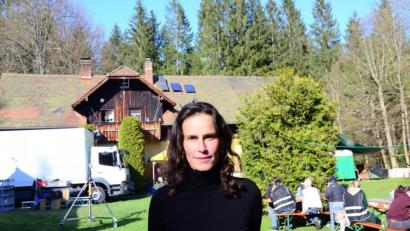 Bild: Kunz
Regisseurin Saralisa Volm am Set bei Eslarn. So sonnig wie hier ging es beim Dreh nur selten zu. Das würde aber auch nicht zur Atmosphäre ihres Debütfilms passen, der 2022 in die Kinos kommen soll.