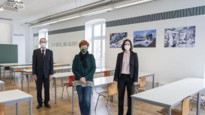 Bild: Baumann Automation/exb
Im neuen Baumann-Hörsaal (von links): Professoren-Pate Bernhard Frenzel (Professur für Elektrische Maschinen und Antriebe an der OTH), Firmeninhaberin Annette Baumann und Baumann-Patin Maria Traub.
