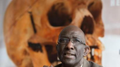 Bild: Soeren Stache/dpa
Der Vorsitzende des Zentralrates der Afrikanschen Gemeinde, Moctar Kamara, während einer Pressekonferenz des Bündnisses "Völkermord verjährt nicht". Anlass war die bevorstehende Übergabe von Gebeinen namibischen Ursprungs durch die Charité an eine namibische Staatsdelegation.
