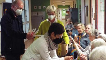 Bild: e
Übergeben beim Wortgottesdienst die gebastelten Regenbögen an die Bewohner des AWO-Seniorenzentrums: Elisabeth Harlander (vorn), Barbara Hernes (dahinter stehend) und Pfarrer Wolfgang Bauer (links).