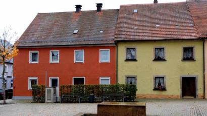 Archivbild: le
Für die Sanierung der Marktplatz-Anwesen 6 und 8, im Volksmund Huterbauer und Hartlmartin, wurde die Machbarkeitsstudie in Auftrag gegeben. Es ist die erste große Baumaßnahme im Rahmen des Städtebaulichen Entwicklungskonzeptes (ISEK).