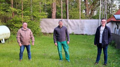 Bild: bsc
Nach Monaten des Stillstands wollen die Frauenreuther Sportschützen zurück ins Vereinsleben. Erster Vorsitzender Wolfgang Schlicht (von links), Bogen-Sportleiter Uwe Heider und Zweiter Vorsitzender Adrian Käß freuen sich auf den Start, wenn auch mit Einschränkungen.