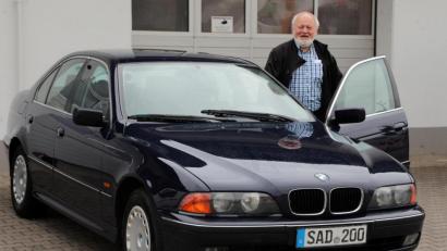 Bild: Gerhard Götz
Georg Spandl kennt den BMW aus dem FF. Gerne hätte er ab und zu mehr Gas gegeben, aber der frühere Schwandorfer Oberbürgermeister Hans Kraus bestand auf Tempo 130 auf Autobahnen.