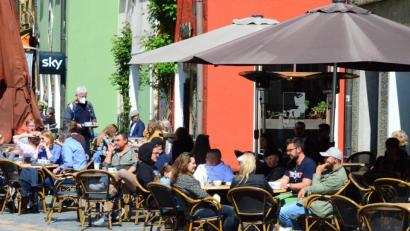 Bild: Kunz
Viele genießen die Sonne in der Außengastronomie.