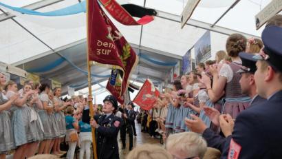 Archivbild: tkr
Dirndl in Dirndln so weit das Auge reicht, gab es 2019 beim Feuerwehrfest in Zeinried zu bewundern. Nachdem alle großen Feste für 2021 abgesagt sind, kämpfen Trachtenhersteller nun schon im zweiten Jahr mit Absatzproblemen.