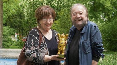 Bild: Schwab, Mareike
Ein bisschen mussten Heidemarie und Wolfgang Sander auf ihren Preis warten, den Bären für das „Goldene Stadttor 2021“. Das Filmemacher-Ehepaar hat ihn in der Kategorie Region für Deutschland gewonnen.