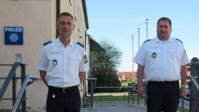 Bild: Polizeiinspektion Waldsassen/exb
Polizeihauptkommissar Klaus Dockter (links, zusammen mit Inspektionsleiter Erster Polizeihauptkommissar Roland Heldwein) ist neuer Chef der Grenzpolizeigruppe Waldsassen.