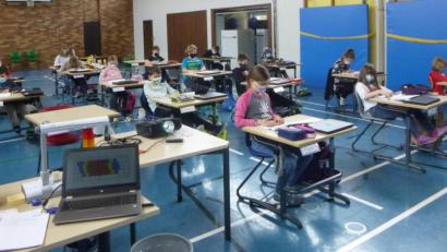 Bild: amö
An der Winklarner Grundschule erarbeiteten sich 18 Schüler der vierten Klasse Kenntnisse beim Schreiben auf dem Tastenfeld. Den Kurs hatte der Förderverein finanziell unterstützt.
