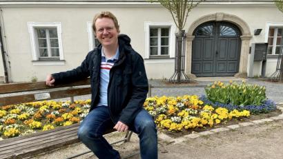 Bild: Eichl
Johann Buller hat einen Thriller geschrieben mit dem Titel "Die Weltformel". Er lehnt sich an den Stil eines Dan Brown an inklusive weltweit operierendem Geheimbund, findet aber doch seine ganz eigene Formel für einen rasanten Ritt durch Jahrhunderte.