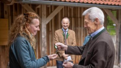 Bild: Martin Hertel/exb
Generationswechsel im Forstrevier Ahornberg: Nach 32 Jahren als Förster übergab Karlheinz Strößner vor Winfried Pfahler, Leiter des Forstbetriebs Fichtelberg, die Schlüssel an seine Nachfolgerin Miriam Lang (von rechts).