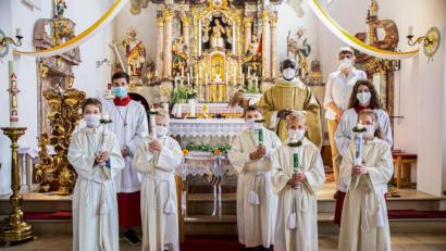 Bild: Bockisch/exb
Fünf Kinder feiern Erstkommunion in der Pfarrkirche St. Vitus in Utzenhofen.