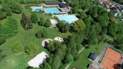 Bild: bey
Ab Samstag ist das Pleysteiner Freibad wieder für die Besucher geöffnet. Zur Verfügung stehen das Schwimmerbecken (Mitte), das Nichtschwimmerbecken (rechts) und das Kinderbecken (leicht verdeckt). Ebenso die anderen Einrichtungen wie Volleyball und Spielplätze (unterer Bildteil). Das Sprungbecken mit dem Sprungturm (links oben) kann nicht genutzt werden.