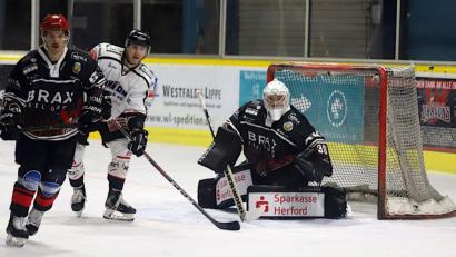Bild: Jürgen Feyerabend - feyerdragon pic art; Herforder Eishockey Verein
Ennio Albrecht (rechts) wird zweiter Torhüter bei den Blue Devils Weiden.