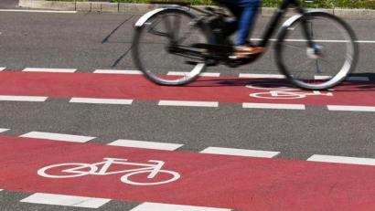 Symbolbild: Uli Deck
Wer mit dem Rad unterwegs ist, muss sich wie Autofahrer an viele Verkehrsregeln halten.