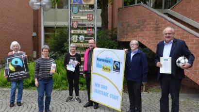 Bild: uz
Über die Urkunde der Kampagnenleitung in Köln freuen sich (von links) Christa Burzer, Annette Rösl, Cornelia Völkl, Michael Träger, Veit Wagner und Bürgermeister Lothar Höher.