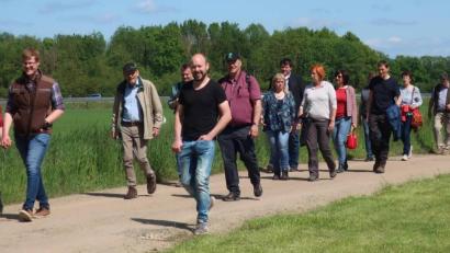 Bild: Hirsch
Mitglieder des Bauernverbandes und der Natur- und Tierschutzverbände nutzten eine gemeinsame Wanderung zum Gedankenaustausch.