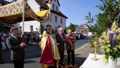 Archivbild: mng
An aufwendig geschmückten Altären in den Straßen feierte der Pressather Pfarrer Edmund Prechtl 2018 noch zusammen mit Hunderten Gläubigen das Fronleichnamsfest. Wie wird das nun 2021 sein?