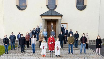 Bild: Fotostudio Hummer/exb
22 Erwachsene feierten ihre Jubelkommunion in Großkonreuth und Griesbach. Mit im Bild: Pfarrer Charles Ifemeje, die Ministranten und Pfarrgemeinderatssprecher Gerhard Kraus.