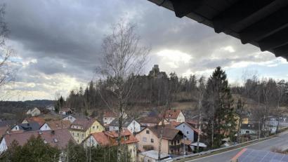 Bild: Eichl
Im oberen Stock haben die Mieter einen unverstellten Blick auf die Burgruine.
