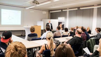 Bild: OTH Professional
Echtes Campus-Feeling mit OTH Professional: Lernen von Hochschulehrerinnen und -lehrern, die aus der Praxis kommen.