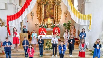 Bild: Carola Dorr/exb
Die gefirmten Fünftklässler mit Pfarrer Johannes Arweck (Zweiter von rechts), Pfarrvikar Thomas Sanikommula (Zweiter von links), Pfarrgemeinderätin Manuela Popp (links) und Religionslehrerin Waltraud Geitner (rechts).