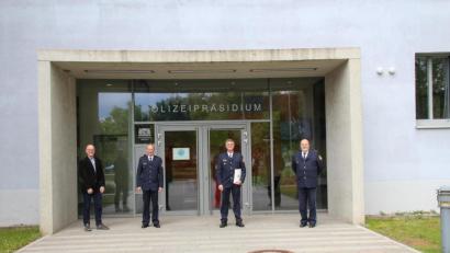 Bild: Polizeiinspektion Kemnath/exb
Zusammen mit dem Vorsitzenden des Personalrats des Polizeipräsidiums Oberpfalz, Gerhard Knorr, und dem Leiter der Polizeiinspektion Kemnath, Bernhard Gleißner, (von links) verabschiedete Polizeipräsident Norbert Zink Polizeihauptkommissar Dieter Striegl (von rechts) in den Ruhestand.