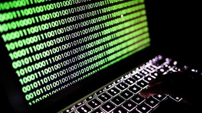 Symbolbild: Oliver Berg/dpa
Cyberkriminalität betrifft auch zunehmend Unternehmen in der nördlichen Oberpfalz. Die Polizei ermittelt in einem aktuellen Fall in Weiden.