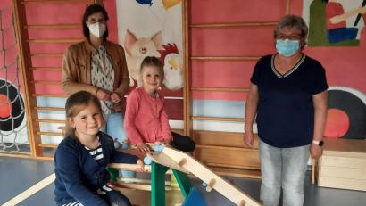 Bild: ads
Sandra Bauerschmitt (links) brachte als Vertreterin des Elternbeirates das neue Spielgerät in die Kindertagesstätte St. Konrad. Die Kinder und Leiterin Elisabeth Gromes (rechts) freuten sich.