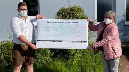 Bild: ads
Groß war die Freude bei der Leiterin der Kindertagesstätte St. Konrad, Elisabeth Gromes, als ihr Philipp Müller, der 2. Vorsitzende von „KirwAri“, eine Spende in Höhe von 300 Euro übergab.