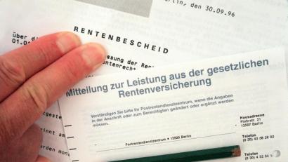 Symbolbild: Jens Kalaene
Ein Rentenbescheid liegt auf einem Tisch.
