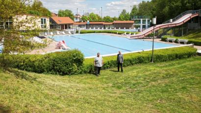 Bild: njn 
Das Freibad ist von den Mitarbeitern des Städtischen Bauhofs und vom Freibadteam für die heutige Öffnung vorbereitet. Bei einem Ortstermin erklärte Bürgermeister Johannes Reger (rechts) das Hygienekonzept.