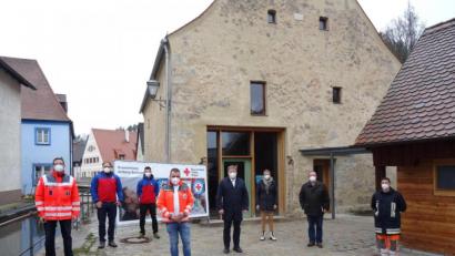 Bild: Stefan Braun/exb
Das Corona Testzentrum im Steinstadel Kastl mit (v.l.) Rettungssanitäter des HvO Kastl Thomas Renner, Bereitschaftsleiter der Bergwacht Amberg Markus Arnold und stellvertretender Bereitschaftsleiter der Bergwacht Amberg Alexander Renner, Katastrophenschutzbeauftragter des BRK Kreisverbandes Amberg-Sulzbach Bernd Lödel, 1. Bürgermeister Stefan Braun, 3. Bürgermeisterin Monika Breunig, 2. Bürgermeister Andreas Otterbein, 1. Kommandant der Feuerwehr Kastl Tobias Lang.