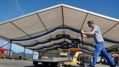 Bild: Stephan Huber
Der Aufbau schreitet voran: Bis zum Dult-Start am Donnerstag, 3. Juni, 11 Uhr, ist alles an seinem Platz. Das Volksfest dauert bis Sonntag, 13. Juni.