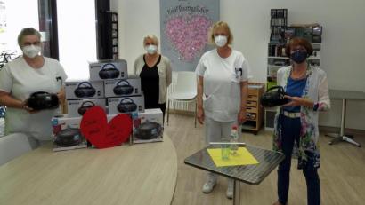 Bild: Dobmeier
„Danke vielmals, wir freuen uns sehr“, stand auf dem roten Herz. Der Förderverein für Schwerkranke spendete zehn CD-Player. Im Bild von rechts: Fördervereinsvorsitzende Waltraud Koller-Girke, Oberärztin Gudrun Weber, Atem- und Musiktherapeutin Evi Angstmann sowie Beate Spickenreuther von der Pflegedienstleitung.