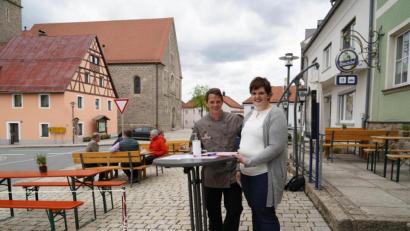 Bild: kaz
Wolfgang und Carolin Lindner sind froh: Seit Freitag dürfen sie wieder Übernachtungsgäste in ihrem Gasthof in Falkenberg empfangen. Im Biergarten sitzen, Bernd Sommer, Roland Grillmeier, Matthias Grundler und Johannes Reger (von links)zusammen. Das ist möglich, weil zwei von ihnen bereits vollständig geimpft sind.
