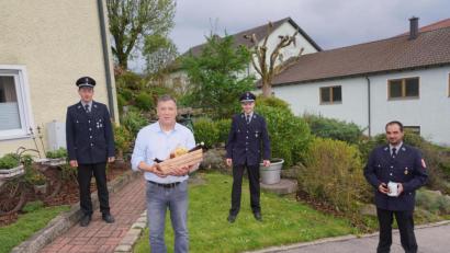 Bild: fvo
Die Führungsspitze der Spielberger Feuerwehr gratuliert ihrem Chef Josef Schwab zum 60. Geburtstag. Im Bild von links: 2. Vorsitzender Wolfgang Stangl (Goldbrunn), Josef Schwab, stellv. Kommandant Andreas Schmid (Spielberg) und Kommandant Franz-Josef Beimler (Woppenrieth).