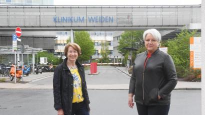 Bild: Gabi Schönberger
44 Jahre – ihr gesamtes Berufsleben – verbrachten Sonja Breitschaft (links) und Agnes Rupprecht zusammen: als Kinderkrankenschwestern am Klinikum Weiden. Tausende Mütter und Neugeborene haben sie in dieser Zeit betreut.