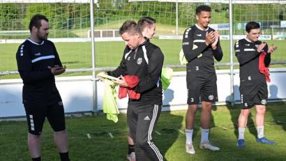 Bild: ref
Trainer Franz Koller (vorne) verteilte am Montagabend beim Auftakt der DJK Gebenbach gleich mal Leibchen und Aufgaben.