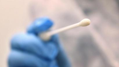 Symbolbild: Karl-Josef Hildenbrand
Ein Arzt hält einen Tupfer, mit dem ein Abstrich für einen Coronatest gemacht wird.