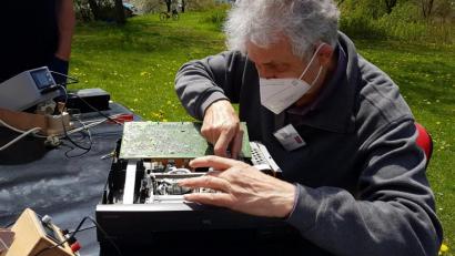 Bild: Linda Trager
Jo Pirzer beim Reparieren eines defekten Video-Rekorders.