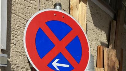 Bild: sei
Dieses Schild wurde beim Badeweiher ausgegraben und in der Anlagen neben der neuen Schule entsorgt.