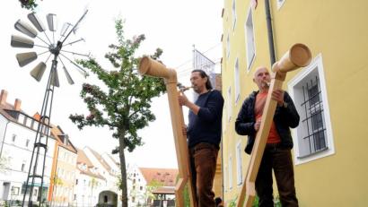 Bild: Stephan Huber
Robert Vogel (links) und Thomas Ertel testeten am Freitagabend mit selbstgebauten Vogelhörnern schon mal die Akustik auf der Wiese hinter dem Luftmuseum in Amberg.