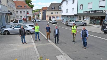 Bild: Thomas Graml, Stadt Amberg/exb
Ortstermin in der sanierten Bäumlstraße (von links): Hubert Englhard und Michael Weizer von der Firma Englhard Bau, Markus Herrmann (Tiefbauamt Stadt Amberg), Dritter Bürgermeister Franz Badura, Hermann Zeitler (Firma Englhard Bau) und Norbert Füger (Leiter Tiefbauamt Stadt Amberg).