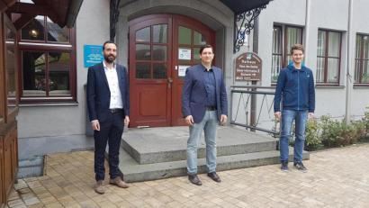 Bild: gi
Bürgermeister Armin Bulenda gratuliert den beiden neuen Ortssprechern Thomas Kleber (Mitte) und Matthias Eckl (rechts).