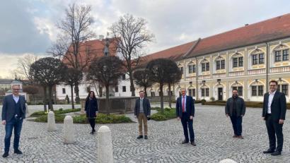Bild: Büro Doleschal/exb
Unterstützung für den Neustart Bayern-Tschechien: (von links) CSU-Fraktionsvorsitzender im Kreistag Bernd Sommer, CSU-Kreistagsgeschäftsführerin Margit Bayer, Landtagsabgeordneter Tobias Reiß, Landrat Roland Grillmeier, Fraktionsvorsitzender der Zukunftsliste Matthias Grundler und Europaabgeordneter Christian Doleschal.