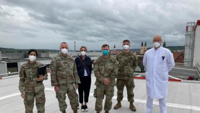 Bild: Michael Reindl/exb
Den Hubschrauberlandeplatz des Weidener Klinikums, auf dem auch die Blackhawks der US-Armee landen, besichtigten (von links) die neue Kommandeurin der Health Clinic Grafenwöhr, Crista Wagner, und ihr Vorgänger Avery Carney sowie Erika Walberer Reis, Matthew Kals und Cameron Kennedy mit Dr. Andreas Pohl.