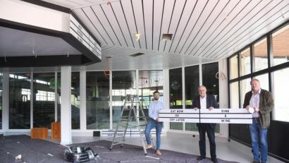 Bild: Gabi Schönberger
Die Bauarbeiten im „Devils Diner“ sind bereits angelaufen. Der Raum wird nun bis über den Ausgang zur Freieisfläche geöffnet. Auf der neuen Galerie entsteht das VIP-Lounge-Restaurant mit 86 Sitzplätzen. Andreas Sandner (Geschäftsführer der Ziegler-Group), Bürgermeister Lothar Höher und Stadtwerkeleiter Johann Riedl (von links) freuen sich über das starke Engagement des Plößberger Unternehmens in Weiden.
